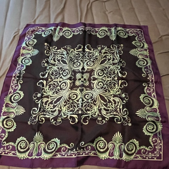 Authentic VERSACE Silk Hand Rolled Square Scarf, Italy. Purple & Green. Rare! - Picture 8 of 12